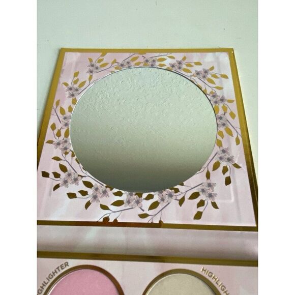 Disney SNOW WHITE 6 Shade Complexion Palette Blush Highlighter Bronzer Mirror - Picture 5 of 11